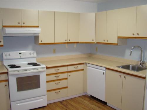 201-6715 Dover Rd, Nanaimo, BC - Indoor Photo Showing Kitchen