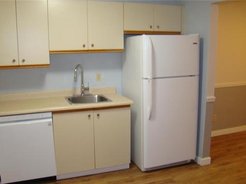 201-6715 Dover Rd, Nanaimo, BC - Indoor Photo Showing Kitchen