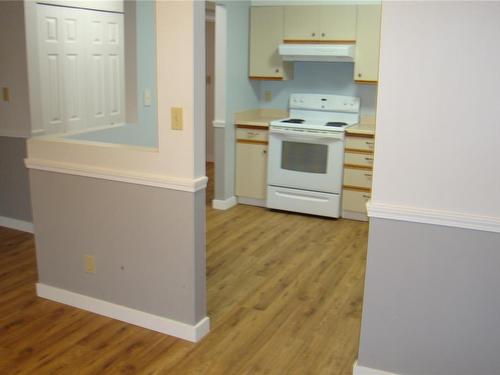 201-6715 Dover Rd, Nanaimo, BC - Indoor Photo Showing Kitchen