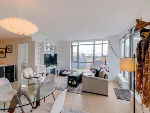 609-838 Broughton St, Victoria, BC - Indoor Photo Showing Living Room