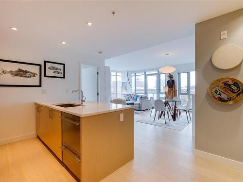 609-838 Broughton St, Victoria, BC - Indoor Photo Showing Kitchen