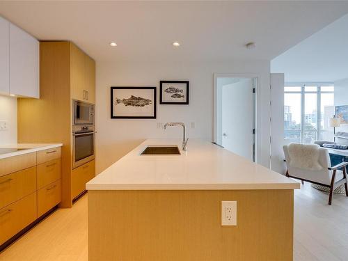 609-838 Broughton St, Victoria, BC - Indoor Photo Showing Kitchen