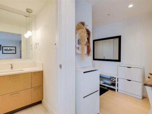 609-838 Broughton St, Victoria, BC - Indoor Photo Showing Bathroom