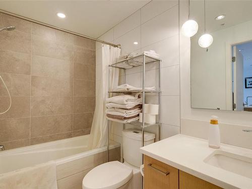 609-838 Broughton St, Victoria, BC - Indoor Photo Showing Bathroom