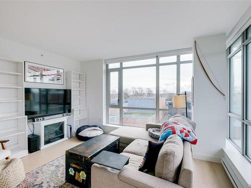 609-838 Broughton St, Victoria, BC - Indoor Photo Showing Living Room