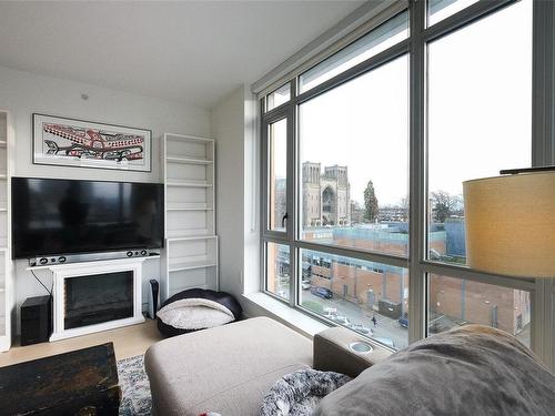 609-838 Broughton St, Victoria, BC - Indoor Photo Showing Living Room