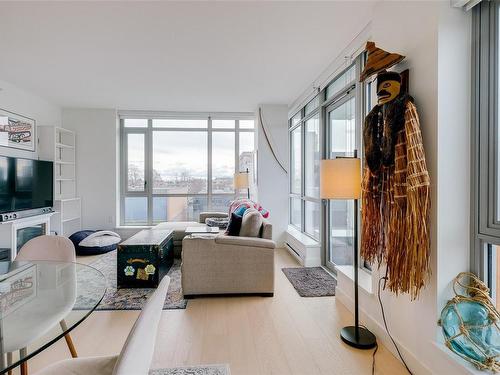 609-838 Broughton St, Victoria, BC - Indoor Photo Showing Living Room