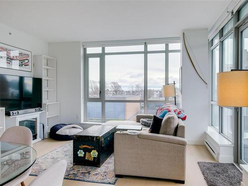 609-838 Broughton St, Victoria, BC - Indoor Photo Showing Living Room