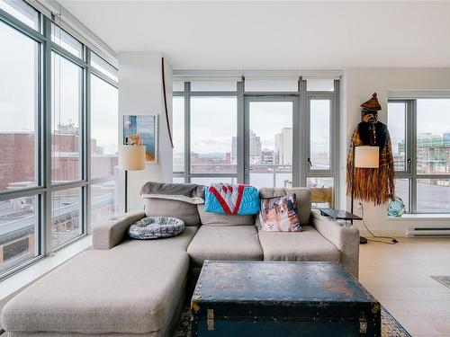 609-838 Broughton St, Victoria, BC - Indoor Photo Showing Living Room