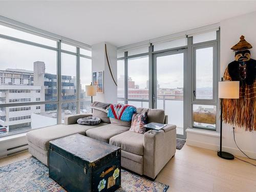 609-838 Broughton St, Victoria, BC - Indoor Photo Showing Living Room