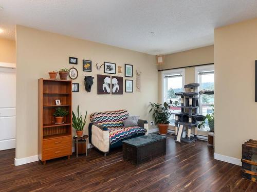 302-938 Dunford Ave, Langford, BC - Indoor Photo Showing Living Room