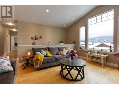 4104 16Th Avenue, Castlegar, BC - Indoor Photo Showing Living Room