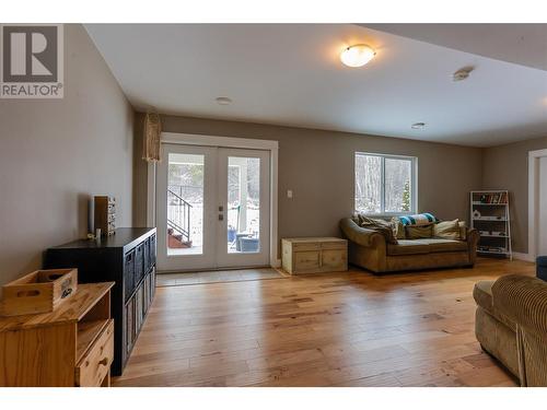 4104 16Th Avenue, Castlegar, BC - Indoor Photo Showing Living Room