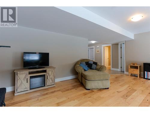 4104 16Th Avenue, Castlegar, BC - Indoor Photo Showing Living Room