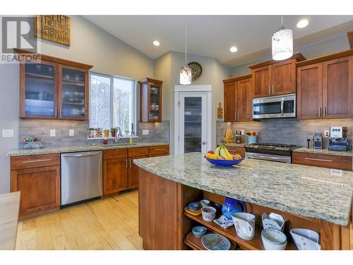 4104 16Th Avenue, Castlegar, BC - Indoor Photo Showing Kitchen With Double Sink