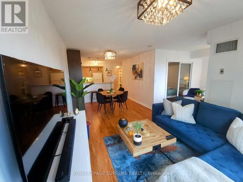 504 - 300 Bloor Street E, Toronto, ON - Indoor Photo Showing Living Room