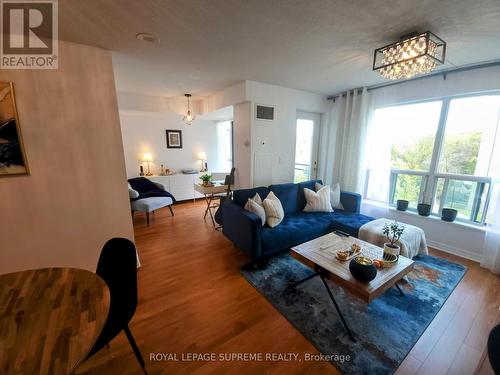 504 - 300 Bloor Street E, Toronto, ON - Indoor Photo Showing Living Room