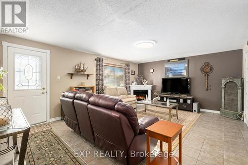 3836 Leitrim Road N, Ottawa, ON - Indoor Photo Showing Living Room