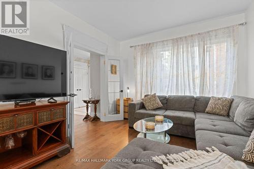 1546 Meldron Drive, Pickering, ON - Indoor Photo Showing Living Room