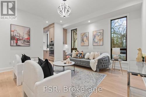 168 Kenollie Avenue, Mississauga, ON - Indoor Photo Showing Living Room