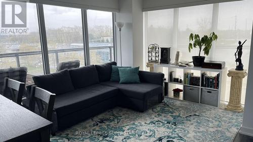 A403 - 1117 Cooke Boulevard, Burlington, ON - Indoor Photo Showing Living Room