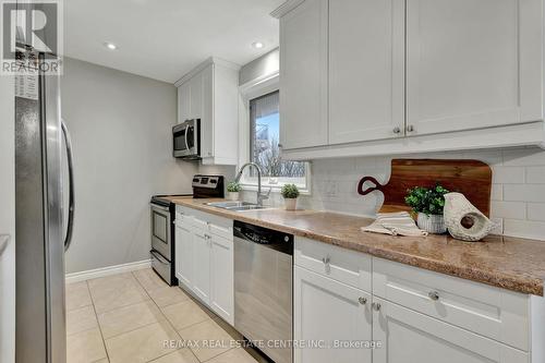 93 Crosby Drive, Kitchener, ON - Indoor Photo Showing Kitchen With Double Sink