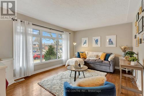 93 Crosby Drive, Kitchener, ON - Indoor Photo Showing Living Room