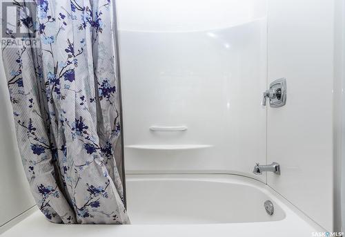 1018 Whitewood Crescent, Saskatoon, SK - Indoor Photo Showing Bathroom