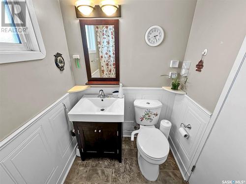 511 3Rd Avenue Ne, Swift Current, SK - Indoor Photo Showing Bathroom