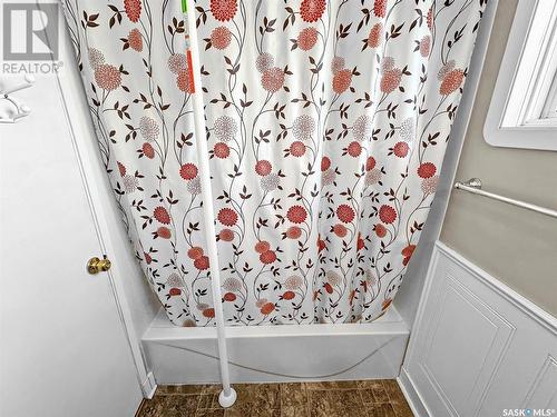 511 3Rd Avenue Ne, Swift Current, SK - Indoor Photo Showing Bathroom