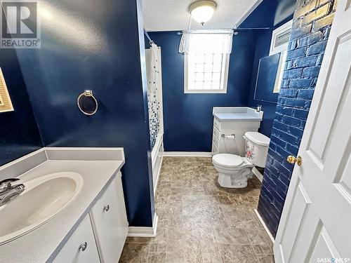 511 3Rd Avenue Ne, Swift Current, SK - Indoor Photo Showing Bathroom