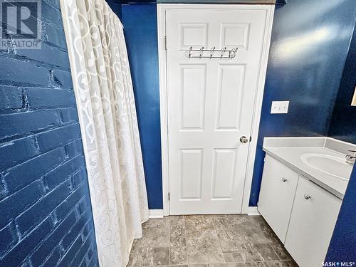 511 3Rd Avenue Ne, Swift Current, SK - Indoor Photo Showing Bathroom