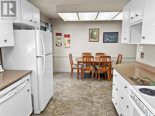 511 3Rd Avenue Ne, Swift Current, SK - Indoor Photo Showing Kitchen