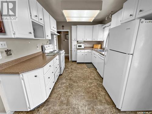 511 3Rd Avenue Ne, Swift Current, SK - Indoor Photo Showing Kitchen With Double Sink