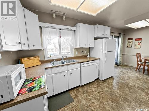 511 3Rd Avenue Ne, Swift Current, SK - Indoor Photo Showing Kitchen With Double Sink