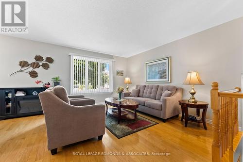 537 Angus Campbell Drive, Pembroke, ON - Indoor Photo Showing Living Room