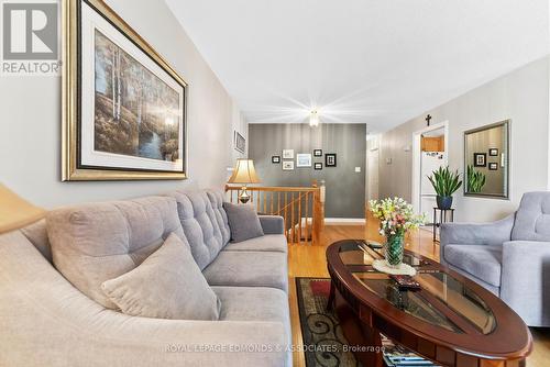 537 Angus Campbell Drive, Pembroke, ON - Indoor Photo Showing Living Room