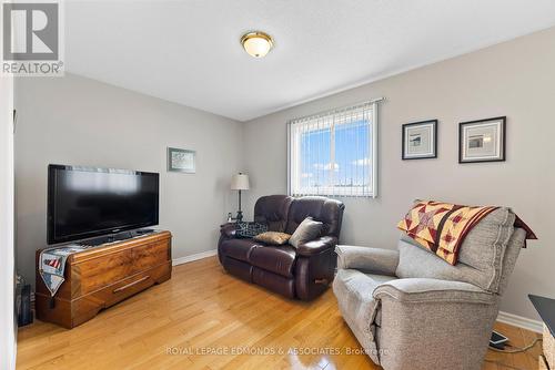 537 Angus Campbell Drive, Pembroke, ON - Indoor Photo Showing Living Room