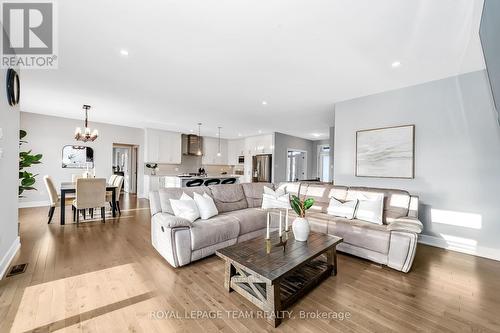 1595 Rangeland Avenue, Ottawa, ON - Indoor Photo Showing Living Room