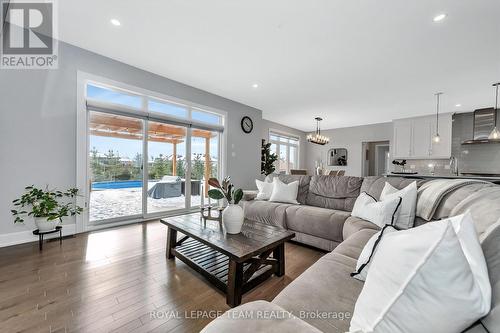 1595 Rangeland Avenue, Ottawa, ON - Indoor Photo Showing Living Room