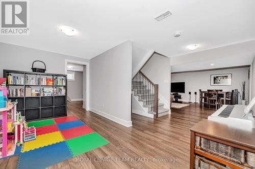 1595 Rangeland Avenue, Ottawa, ON - Indoor Photo Showing Living Room