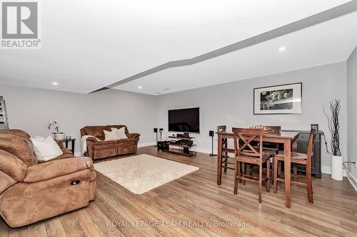 1595 Rangeland Avenue, Ottawa, ON - Indoor Photo Showing Living Room