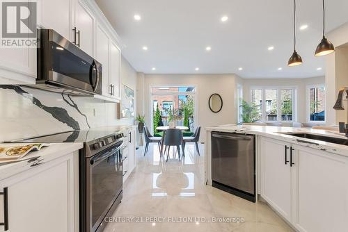 345 Nairn Circle, Milton, ON - Indoor Photo Showing Kitchen With Upgraded Kitchen