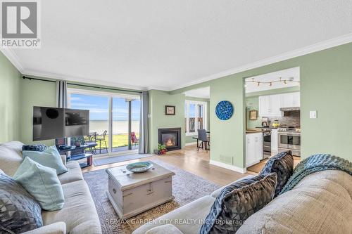 23 - 515 North Service Road, Hamilton, ON - Indoor Photo Showing Living Room