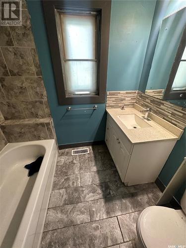 3520 Dewdney Avenue, Regina, SK - Indoor Photo Showing Bathroom