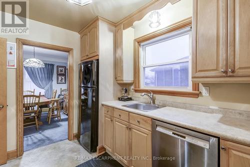 8 Bromley Road, Hamilton, ON - Indoor Photo Showing Kitchen