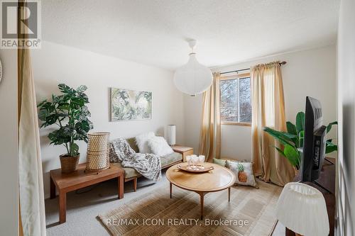 548 Short Street, Petrolia, ON - Indoor Photo Showing Living Room