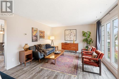 548 Short Street, Petrolia, ON - Indoor Photo Showing Living Room