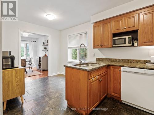 210 Lawrence Lane, Pelham (662 - Fonthill), ON - Indoor Photo Showing Kitchen With Double Sink