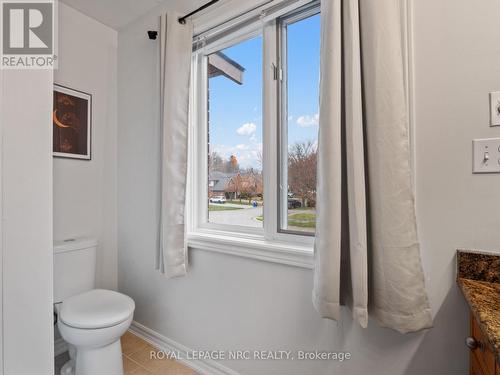 210 Lawrence Lane, Pelham (662 - Fonthill), ON - Indoor Photo Showing Bathroom